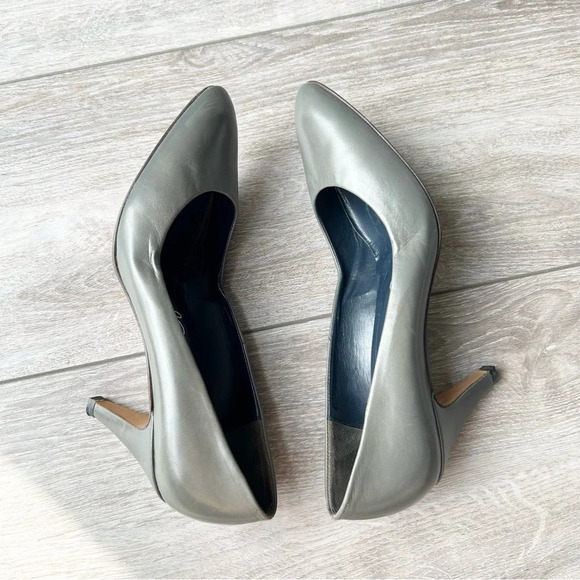 Thomas Wallace  Sage Grey Smooth Leather Pumps - Picture 5 of 13